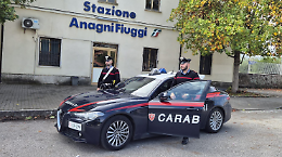 Aggredisce violentemente una docente sul treno e le ruba il cellulare: arrestato uno straniero