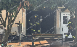 Fiamme, fumo e paura in una tabaccheria del centro