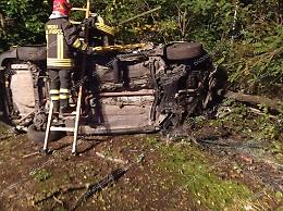 Auto finisce fuori strada, un morto e tre feriti gravi