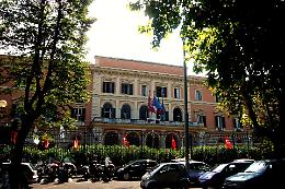Va al cimitero e cade da una scala da un'altezza di quattro metri. Sessantenne in ospedale