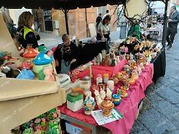Mamma Meloni e le sue candele al mercatino: «La mia passione»