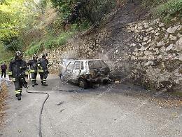 Macchina a fuoco, la conducente scende appena in tempo