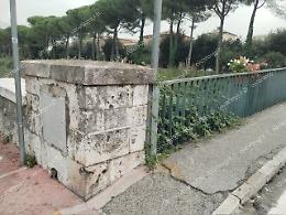 Rovi e spine invadono il ponte Gulia