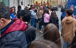 Accoltellato all'uscita da scuola. Gli studenti del liceo Filetico scendono in strada contro la violenza 