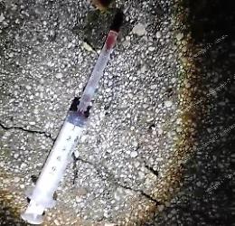 Siringa sporca di sangue abbandonata davanti una scuola