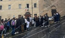 Accoltellato all'uscita da scuola. Secondo giorno di sciopero al "Filetico"