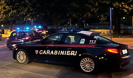 Disordine in casa, picchia compagna e figlia. Arrestato