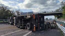 Perde il controllo del camion e si ribalta in A1. Gravemente ferito il conducente