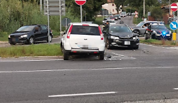 Scontro fra tre veicoli sulla Casilina, ferita una donna. Traffico in tilt
