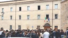 Accoltellato all'uscita da scuola. Gli studenti chiedono perché 