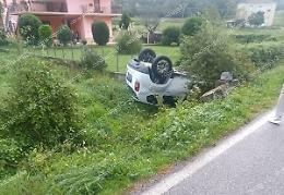Auto si ribalta con due persone all'interno