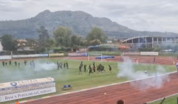 Invasione in campo e fumogeni verso i tifosi di casa