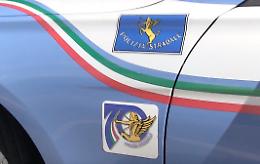 Si ribalta con l'auto dopo un lungo inseguimento con la polizia: arrestato
