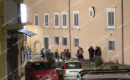 Maggioranza in conclave, la città attende le dimissioni 