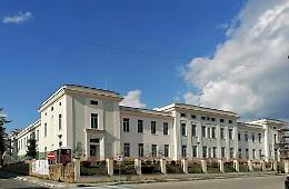 Paura a scuola, si stacca il cartongesso e finisce sul banco di una bambina