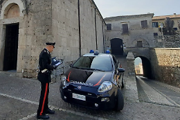 Accoltella il compagno. Arresto convalidato, resta  ai domiciliari