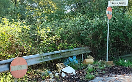 Un’altra discarica: sanitari gettati in via Gazzelloni