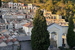 Ladri trafugano i discendenti di rame dentro al cimitero