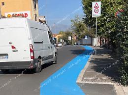 La pista ciclabile di via Puccini si dipinge di blu