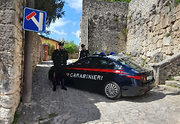 Ruba tre bottiglie di vodka e le nasconde nei pantaloni. Scoperto e arrestato dai carabinieri