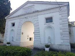 Nuovi furti al cimitero. La rabbia dei familiari