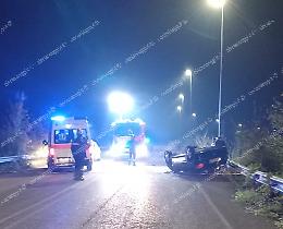 Auto contro il guardrail. Muore a soli venti anni