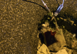 Shock in strada: sacca di sangue abbandonata in una buca