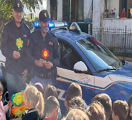 Bambini e agenti di polizia "colorano" la giornata mondiale della gentilezza