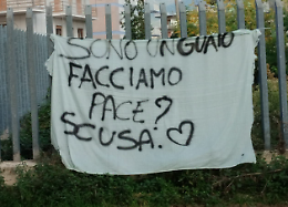 "Facciamo pace"? Un grosso lenzuolo compare alle spalle della stazione 