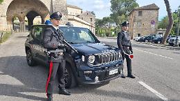 Continua a perseguitare i vicini. Dai domiciliari al carcere