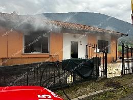 Incendio in casa, paura per una coppia