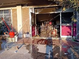 Incendio doloso al "Pianeta Outlet". Ripreso dalle telecamere il momento dell'innesco