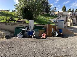 Rifiuti abbandonati nel cimitero. La denuncia di Fare Verde