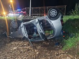 Esce fuori strada con l'auto e si ribalta. Anziano trasportato in ospedale in codice rosso