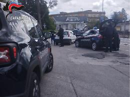 Calci e pugni ai carabinieri. Giovane straniero arrestato