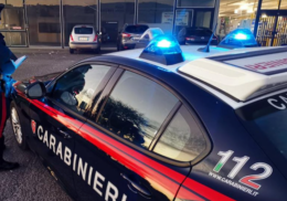 Avvicina un'anziana e le ruba una catenina al cimitero