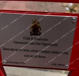 L'inaugurazione di una panchina si trasforma in una figuraccia per il Comune