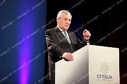 "Antonio Tajani ci fai schifo". Manifesti dei Giovani Democratici contro il ministro