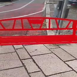Errori sulla targa della panchina rossa. La placca rimossa dopo le polemiche