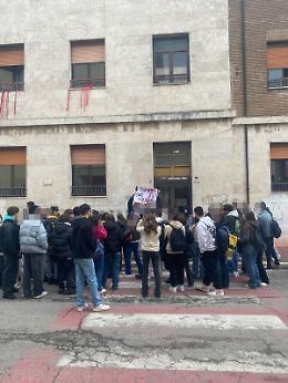 Sciopero degli studenti del liceo Simoncelli. "I diritti non si meritano"