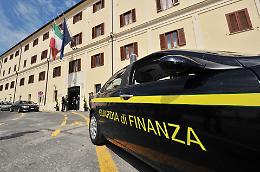 Lancia la droga dalla finestra di una palazzina: arrestato