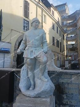 Statua di Norberto Turriziani vandalizzata: si tratta di macchie di sangue. Scoperto l'autore del gesto