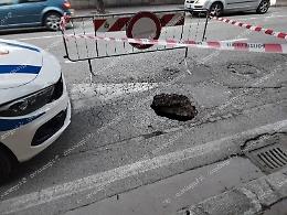 Voragine in strada in pieno centro. Traffico rallentato
