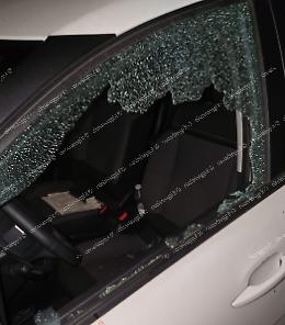 Vetri distrutti e sangue sulle portiere. Presa di mira l'auto dell'ex sindaco Michele Marini