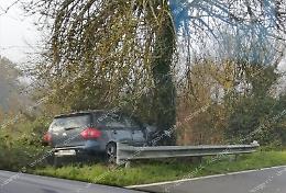 Incidente sulla Casilina. Auto finisce contro un albero