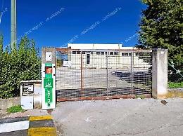 Scuola nel degrado: aule allagate e intonaci a rischio caduta. La protesta di genitori e insegnanti