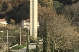 Dramma in superstrada: donna si getta da un cavalcavia
