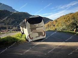 Incidente per un bus: si attende la gru