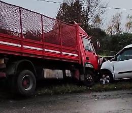 Scontro fra due veicoli: diversi feriti. Chiesto l'intervento dell'eliambulanza