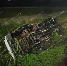 Si ribalta con il camion carico di legna, paura per il conducente